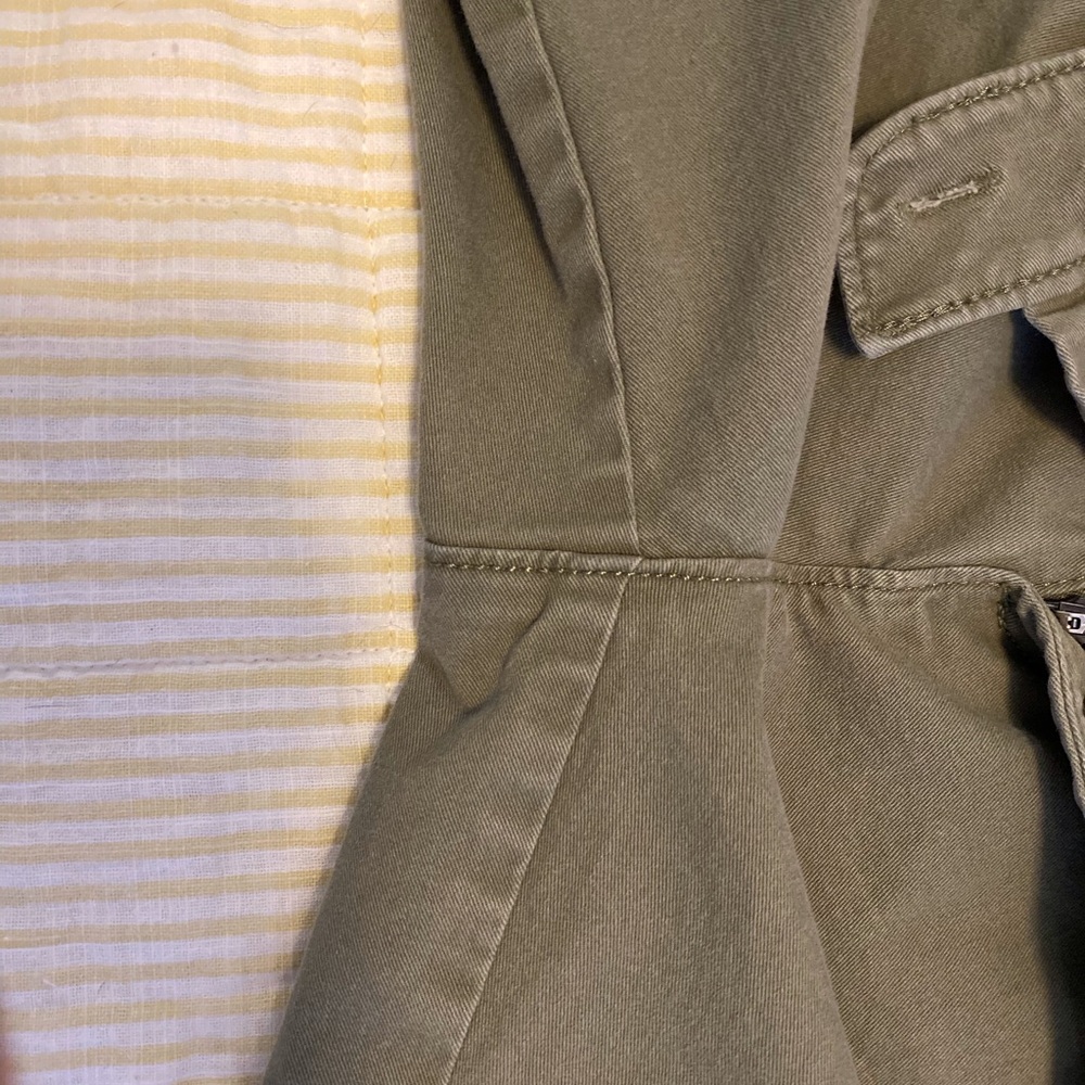 LOFT Olive Green Casual Shorts. SIZE 12, 2 pockets front, 2 stitched in back.EUC - Picture 8 of 14